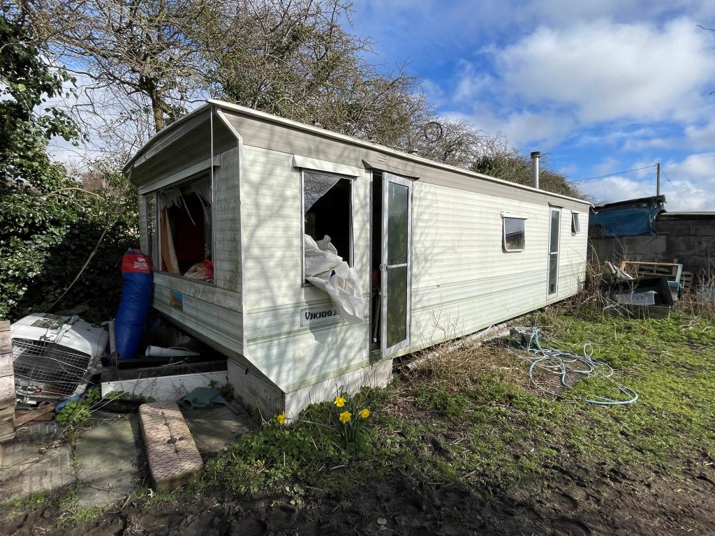 Lot: 125 - EQUESTRIAN SITE WITH FOUR STABLES, HAY BARN, SAND SCHOOL AND DILAPIDATED MOBILE HOME - Dilapidated mobile home